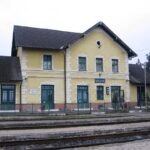 Sellye állomás felvételi épülete az utca felől