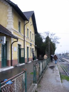 Sellye: a felvételi épület előtt