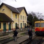 Sellye: a szentlőrinci Bz és az állomásépület a villányi vonatból nézve