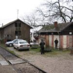 Vajszló: az állomásépület mellett