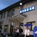 Siklós: a felvételi épület és a várakozók