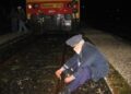 Sellye: a tiltakozó úr gyertyát gyújt a sínszálon