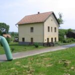 A régi MÁV állomás felvételi épülete az utca felől