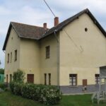 A régi MÁV állomás felvételi épülete az utca felől