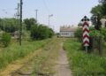 Visszatekintés a kisvasút fenyvesi állomásépületére, látható az épületet déli irányból elkerülő vágány becsatlakozási helye is