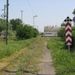 Visszatekintés a kisvasút fenyvesi állomásépületére, látható az épületet déli irányból elkerülő vágány becsatlakozási helye is
