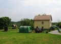 A játszótérről az állomásra tekintve. Közben elkezdtek gyülekezni a vonatunk utasai