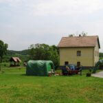 A játszótérről az állomásra tekintve. Közben elkezdtek gyülekezni a vonatunk utasai