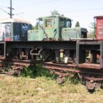 Hátul egy igencsak lestrapált C50-es mozdony (GV 5710), illetve ami maradt belőle, elől pedig egy régi C50-es alváz