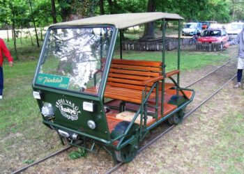 A Kaszói Erdei Vasút aznap üzembe helyezett új, Pünkösd névre hallgató hajtánya