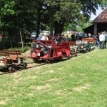 Zajlik az élet, pihenőn az általában a vonat után, vagy éppen előtte robogó hajtányok