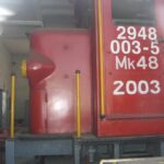 Be lehetett kukucskálni a fűtőház ablakán, a nagy mozdony, az Mk48 2003 bent pihent