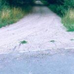 Nagyatád: a Simongát felé vezető nyomvonal a Göröndi út néhai átjárójából nézve (készítette: Földvári István, 1999.)