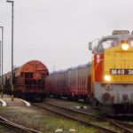 Púpos vontatta tehervonat jár ki a zsúfolt atádi állomásról. (Készítette: Gálovics Márk 2007.02.16.)