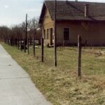 Bárdudvarnok, Kaposvár felől nézünk a megálló épületére. Itt még eredeti formájában áll (1999.)