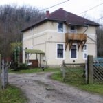 Bárdudvarnok: az egykori megálló épületének utca felőli oldala (2007.01.21.)
