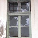 Lipótfa: a felvételi épület betört ablaka (2007.01.21.)