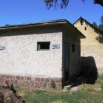 Aranyospuszta: a WC épülete, még rajta a NŐK és a FÉRFIAK táblák (2007.08.01.)