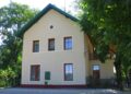 Szulok: az állomásépület utca felőli oldala (2007.08.01.)