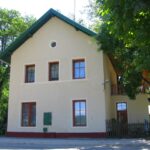 Szulok: az állomásépület utca felőli oldala (2007.08.01.)