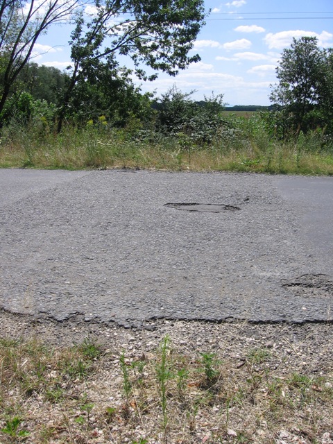 Kálmáncsa: a község bekötőútjának egykori vasúti átjárója, Szulok felé nézve (2007.08.01.)