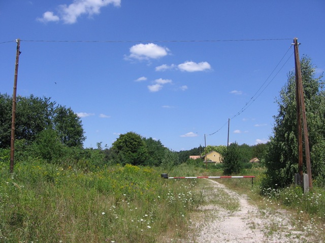 Kálmáncsa: a megálló-rakodóhelyre nézünk (észak felé) a község bekötőútjának egykori átjárójából (2007.08.01.)