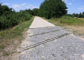 Kálmáncsa és Homokszentgyörgy közt: sínszálak a jánosmajori bekötőút átjárójában (2007.08.01.)