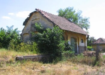 Homokszentgyörgy, raktárépület és rámpa (2007.08.01.)