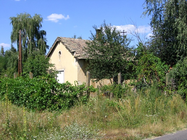 Lad: a gyöngyöspusztai bekötőút 6-os számú őrháza (2007.08.01.)