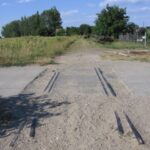 Kadarkút: egy útátjáró, ahol megmaradtak a sínszálak (a nagyatádi és a kaposvári utak egykori átjárója közt; Kaposvár felé nézve) (2007.08.01.)