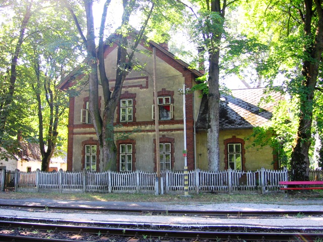 Középrigóc, a felvételi épület keleti oldalánál álló másik épület (2007.08.01.)