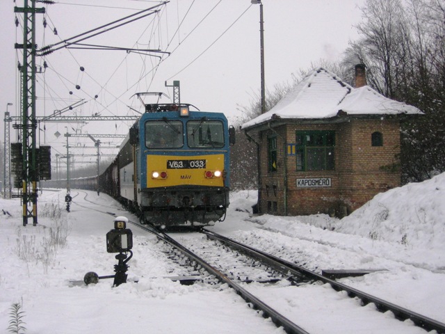 Kaposmérő: V63 033 indul hosszú tehervonatával Kaposvár felé (2007.11.18.)