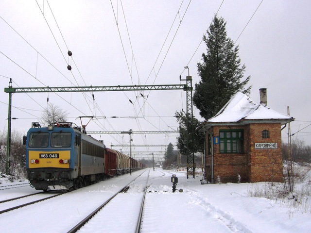 Kaposmérő: V63 049 halad át tehervonatával Gyékényes felé (2007.12.16)