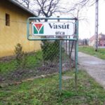 Az utca a nyomvonallal párhuzamos