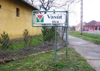 Az utca a nyomvonallal párhuzamos
