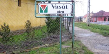 Az utca a nyomvonallal párhuzamos