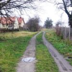 Délre nézünk, középen a fa az állomásépületet takarja