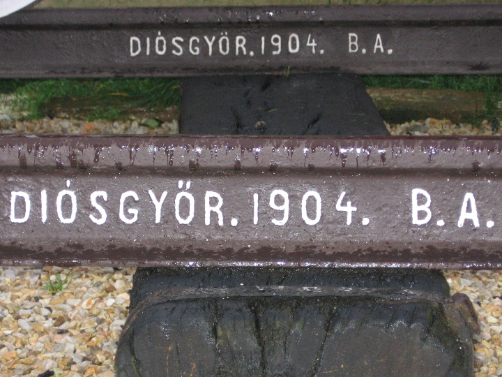 Ilyen és ehhez hasonló sínekből állt a vonal