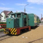 A kisvasút vezetőinek szerelvénye, mely a különvonat előtt haladt