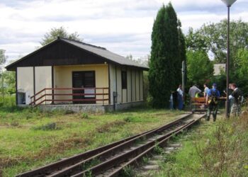 Csisztagyógyfürdő: a település felőli váltó és a felvételi épület