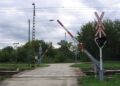 A Kocsijavítóba vezető vágány és a nagykanizsai fővonal (elől) fénysorompója. Szemben a horvát határ iránya