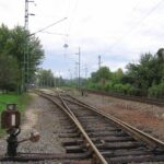 Baloldalt a Kocsijavító vágányai és a fordítókoronghoz vezető vágány bontakozik ki, jobbra a fővonal halad Zákány felé