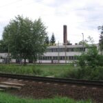 Betonaljakból összerakott átjáró a fővonalon, háttérben a Kocsijavító