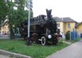 Gyékényes: a felvételi épület mögött kiállított 375 1517-es pályaszámú gőzmozdony (2007.08.01.)