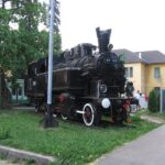 Gyékényes: a felvételi épület mögött kiállított 375 1517-es pályaszámú gőzmozdony (2007.08.01.)