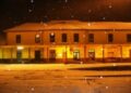 Gyékényes újabbik felvételi épülete egy hóeséssel tarkított téli estén (2007.12.15.)