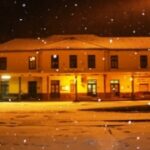 Gyékényes újabbik felvételi épülete egy hóeséssel tarkított téli estén (2007.12.15.)