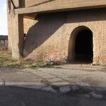Betonnal körülvett megmaradt vágányszakaszok a kemence keleti és nyugati felén