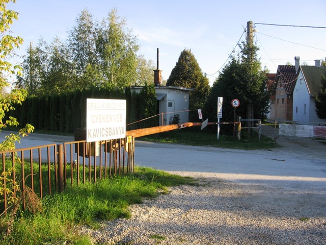 Közúti bejárat a kavicsbányához