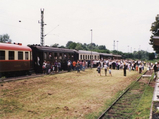 A Dombóvár - Zákány vonal fennállásának 125. évfordulója alkalmából 1997. július 12-én nosztalgia-különvonat közlekedett a vonalon. A képen a szerelvény és utasai láthatóak Zákányban, a vonat egy rövid ünneplés erejéig egészen idáig eljött, majd visszaindult Gyékényesre
